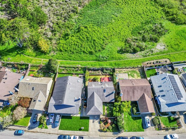 a view of a back yard from a wooden fence