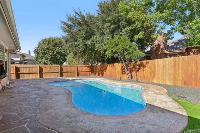 a view of a backyard