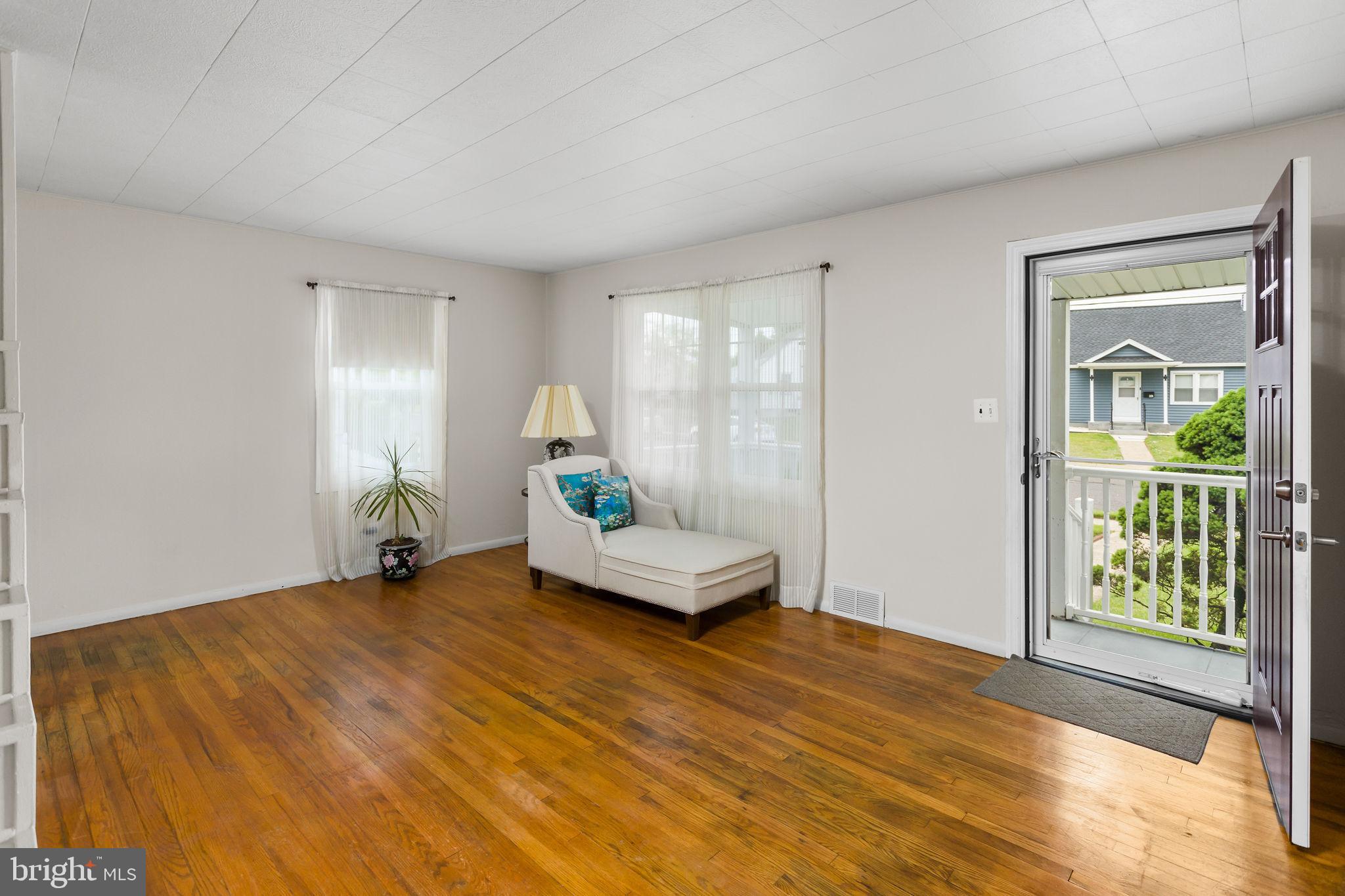 227 Jeremiah Avenue Hamilton, NJ 08610 - Photo 4 of 31 LIVING ROOM