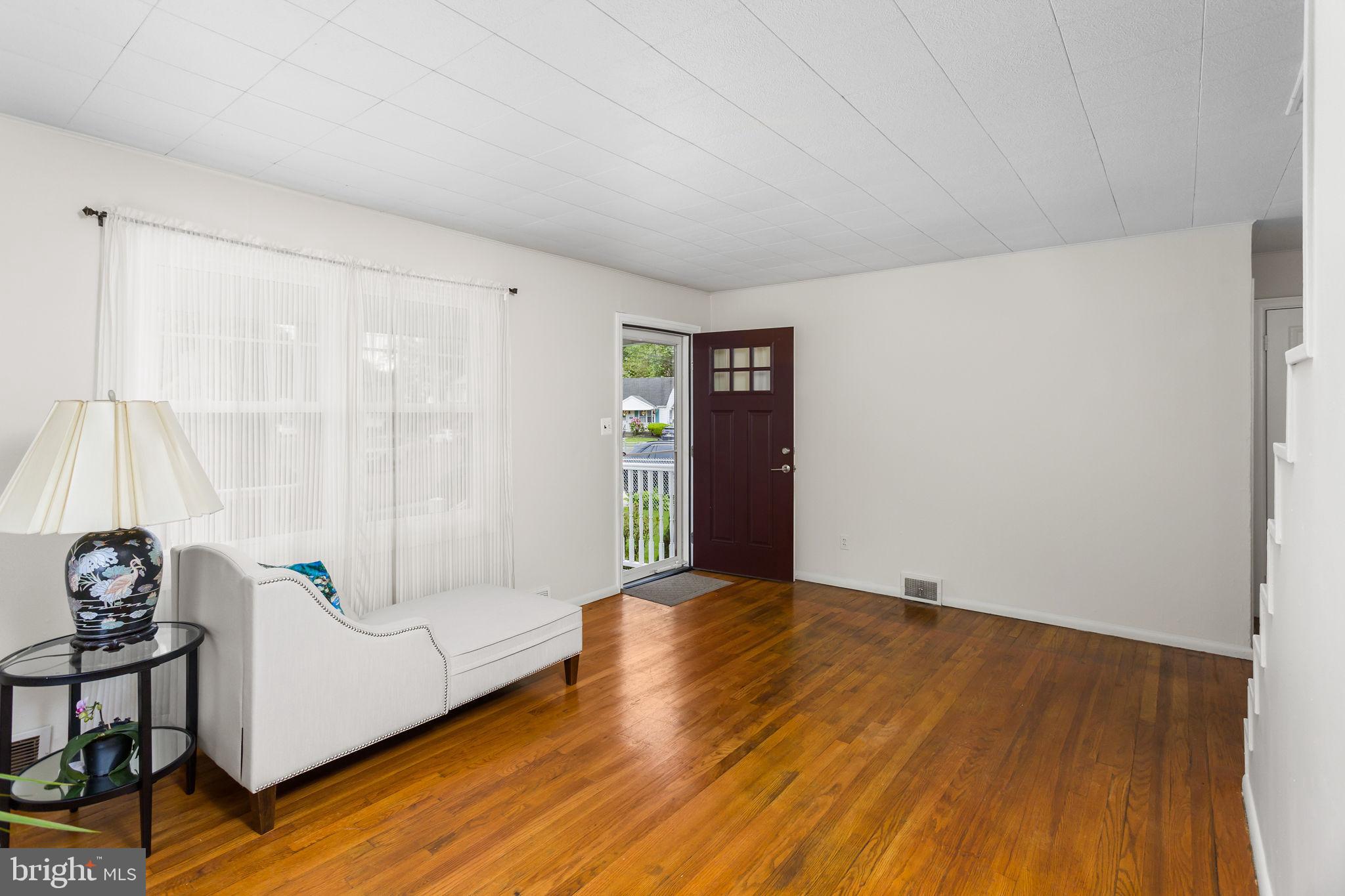 227 Jeremiah Avenue Hamilton, NJ 08610 - Photo 5 of 31 LIVING ROOM
