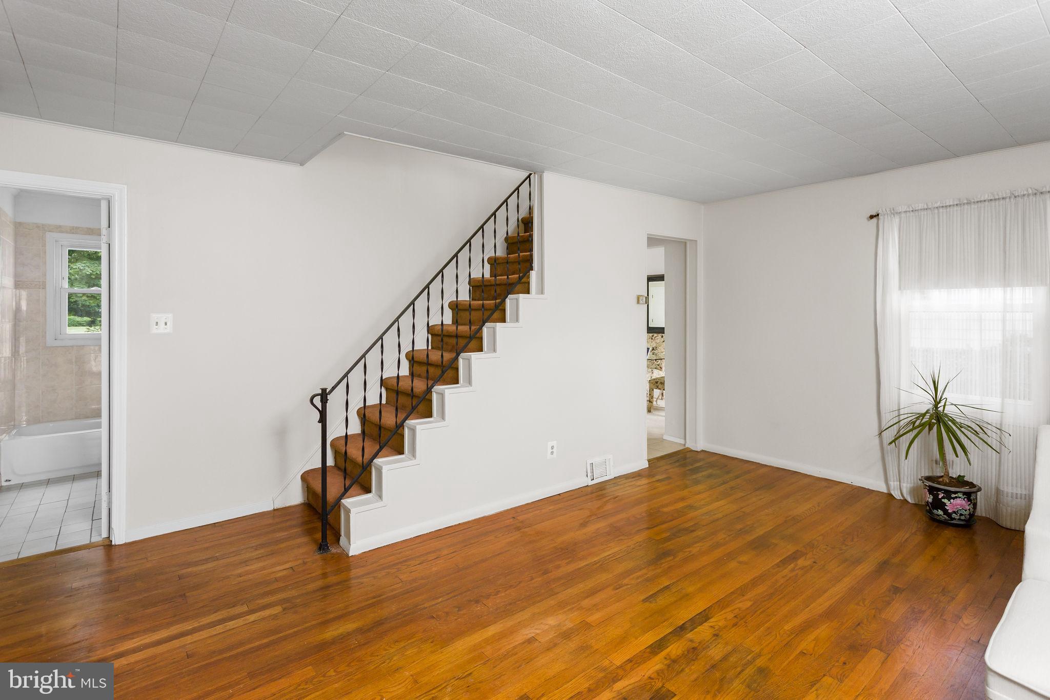 227 Jeremiah Avenue Hamilton, NJ 08610 - Photo 6 of 31 LIVING ROOM