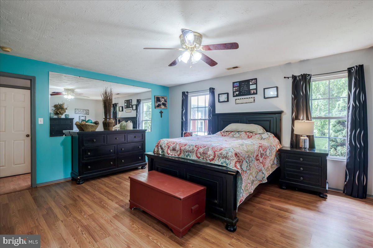 11419 Oak Grove Road Bristol, VA 24202 - Photo 19 of 36 a bedroom with a bed and a dresser