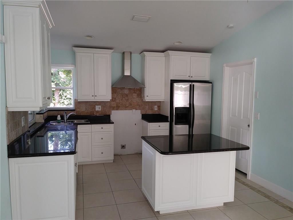 635 Holly Road Vero Beach, FL 32963 - Photo 6 of 17 Gallery Image 6