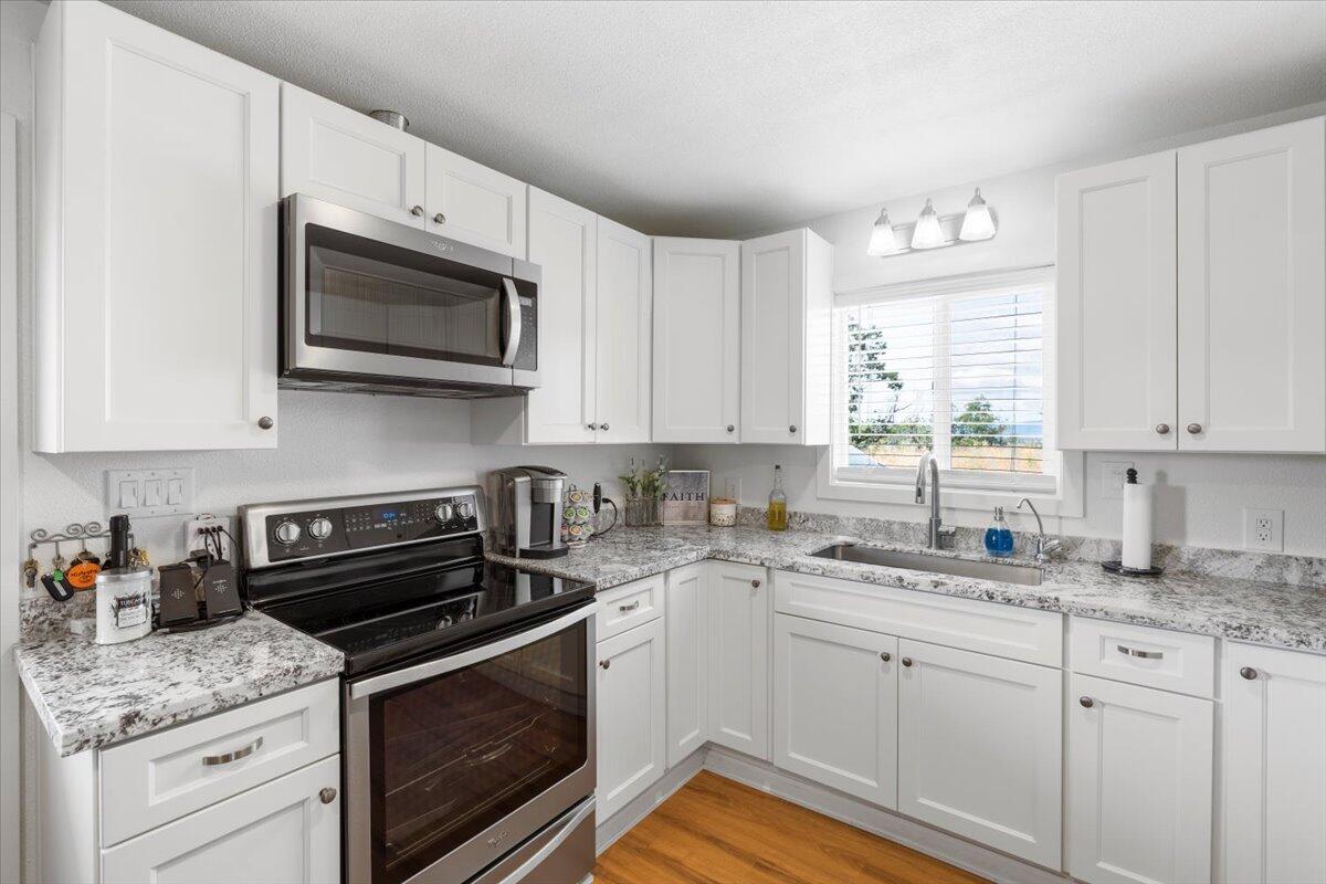 1510 Ball Road Eagle Point, OR 97524 - Photo 4 of 38 11-D9A0179
