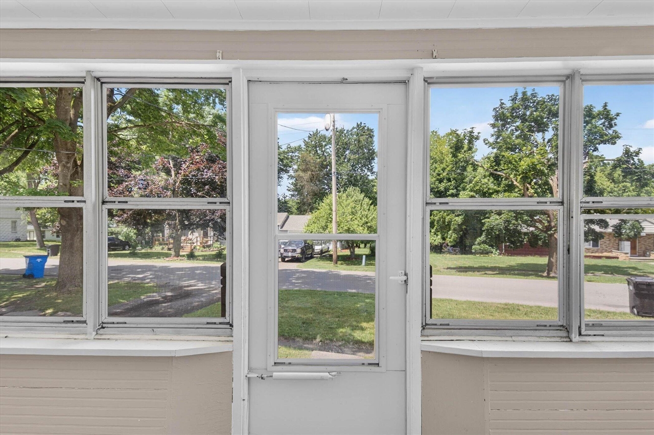 2815 Overhill Road Jackson, MI 49203 - Photo 4 of 35