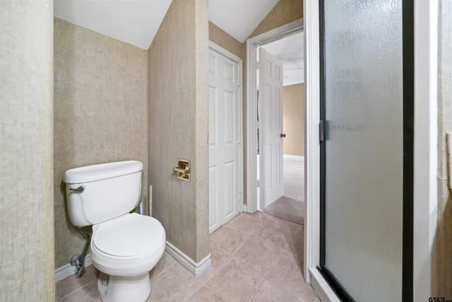 a bathroom with a toilet