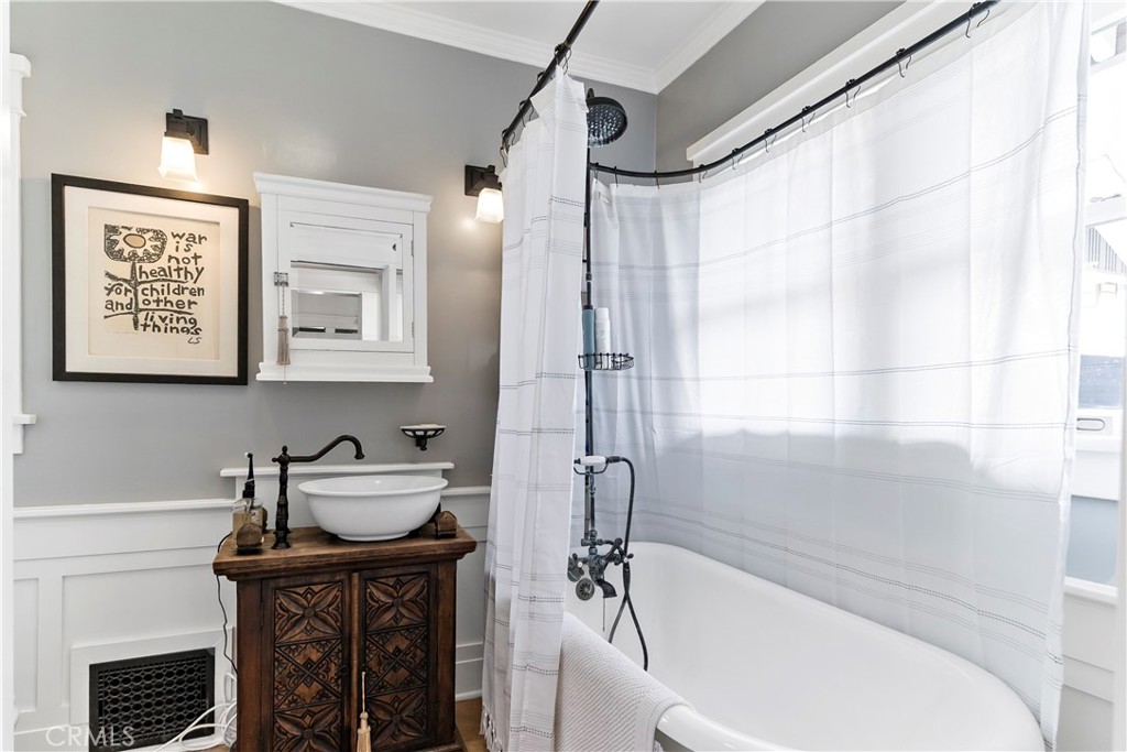 310 Loma Avenue Long Beach, CA 90814 - Photo 29 of 71 a bathroom with a sink a bathtub and shower