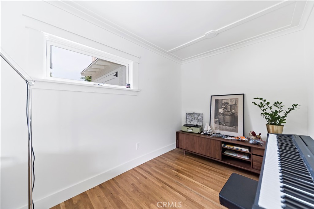 310 Loma Avenue Long Beach, CA 90814 - Photo 36 of 71 a living room with furniture and wooden floor