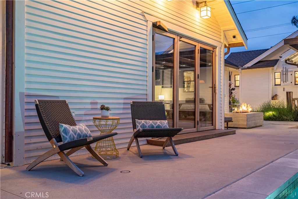 310 Loma Avenue Long Beach, CA 90814 - Photo 65 of 71 a building outdoor space with patio furniture