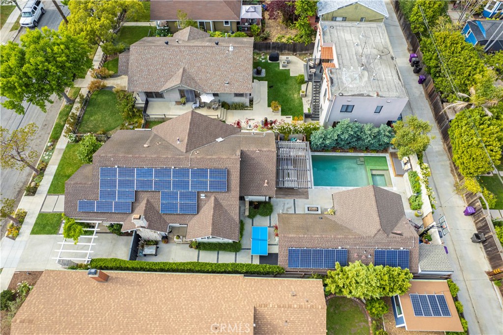 310 Loma Avenue Long Beach, CA 90814 - Photo 70 of 71 an aerial view of a house with garden space and street view