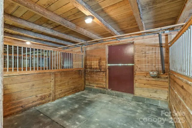 a view of yard with green space