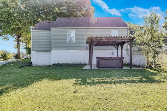 $224,700 | 1910 South Jackson Drive, Independence, MO 64057