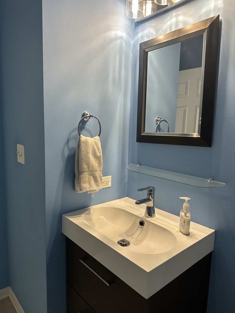 172 East River Road, Unit R Des Plaines, IL 60016 - Photo 17 of 35