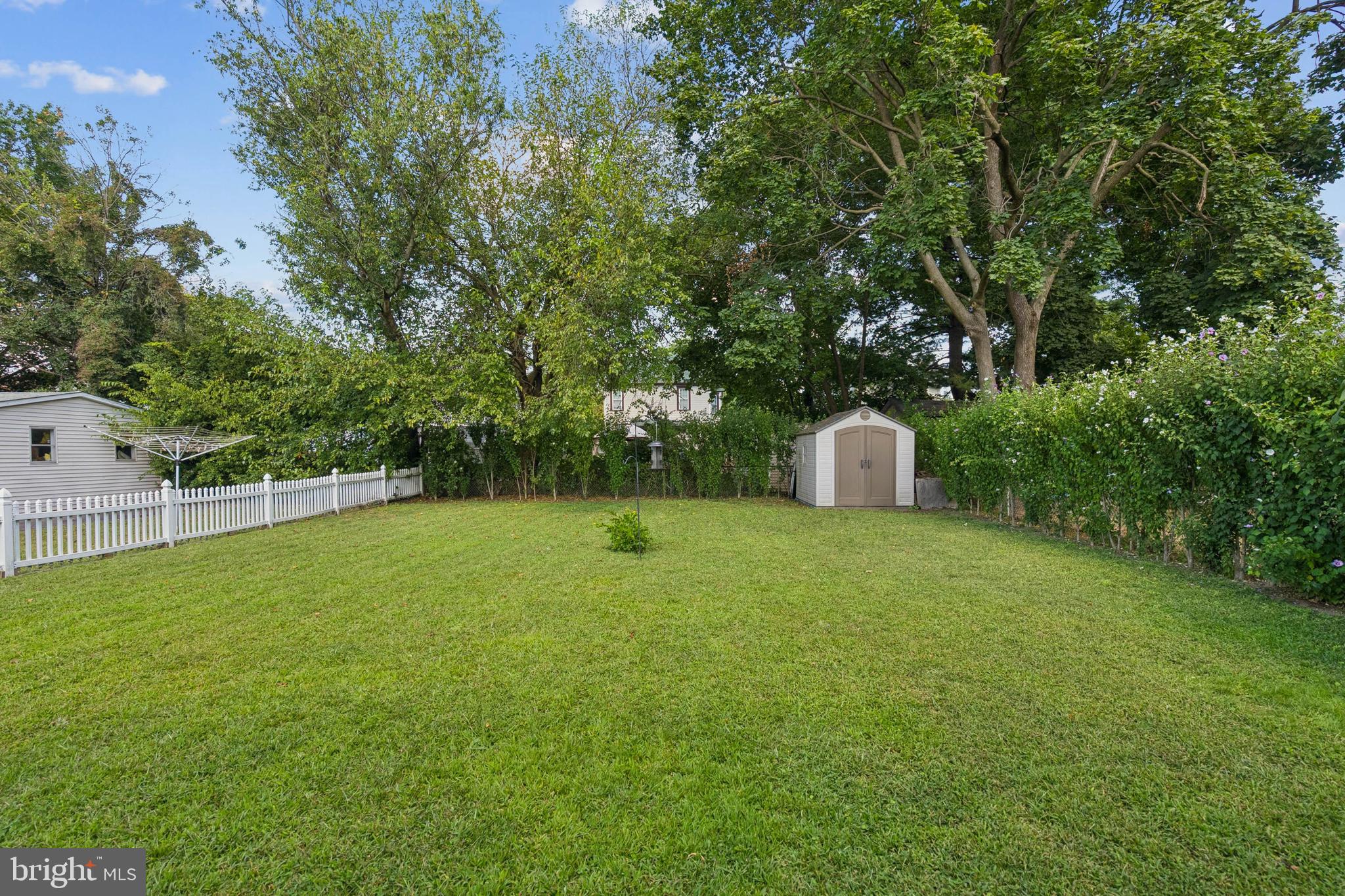 217 Cleveland Avenue Riverside, NJ 08075 - Photo 24 of 25 a backyard of a house with lots of green space