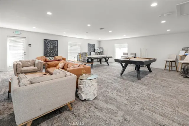 a view of a back yard