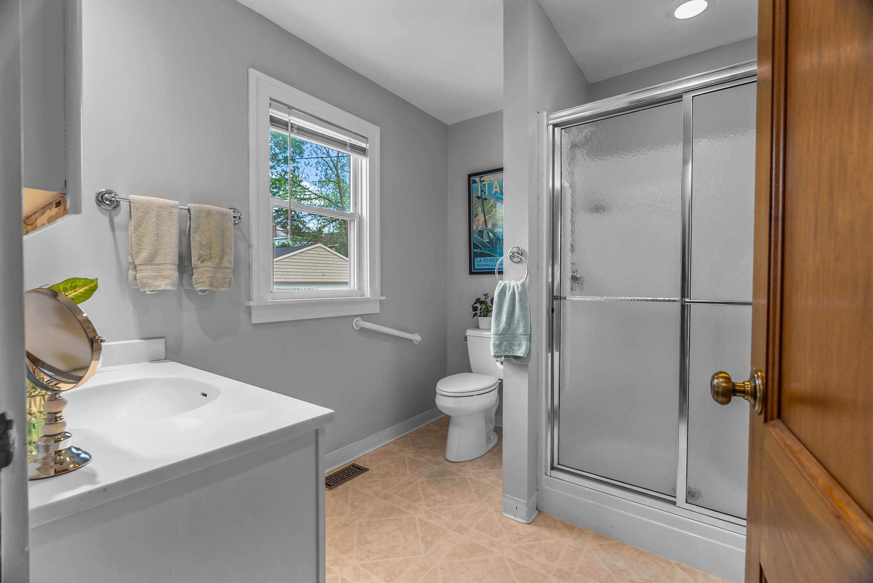 202 Northridge Road Columbus, OH 43214 - Photo 19 of 43 Full bathroom 1st floor