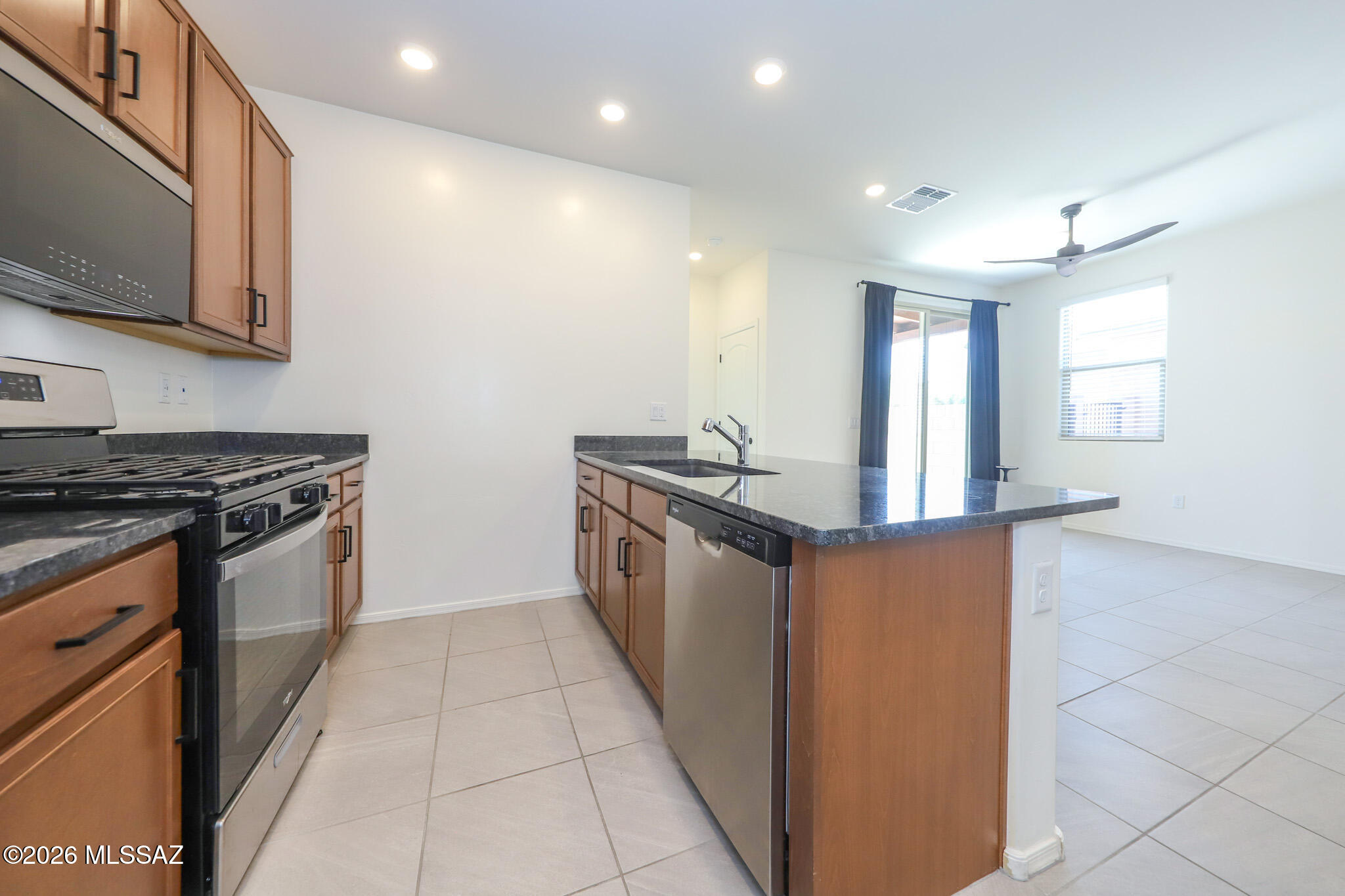 6283 South Rigby Way Tucson, AZ 85746 - Photo 7 of 24 Kitchen