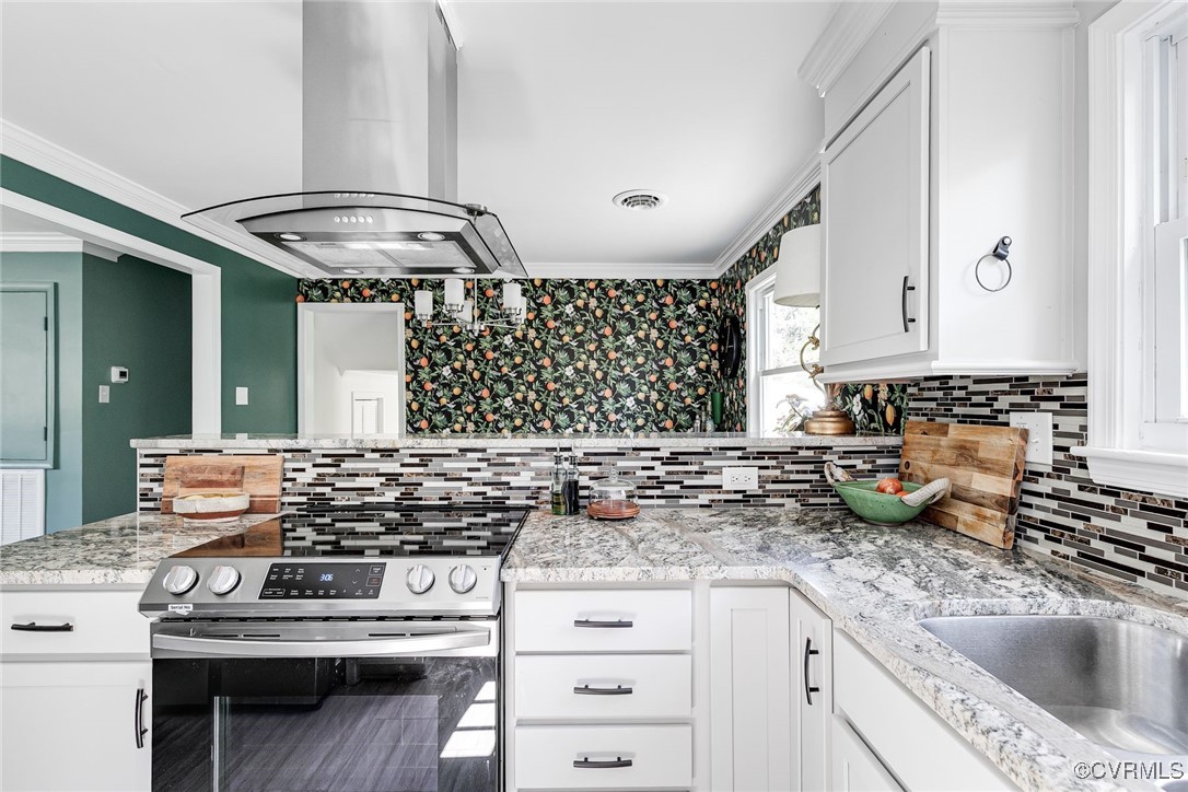 5615 Lipton Road Richmond, VA 23225 - Photo 12 of 38 So much counter and cabinet space to keep the home