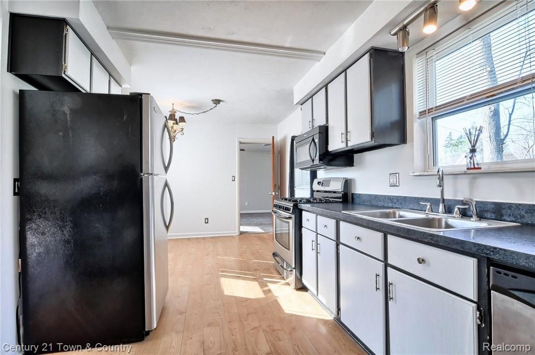 690 Pleasant Ridge Lake Orion, MI 48362 - Photo 7 of 30 Kitchen.jpg