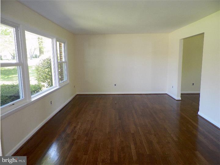 83 Harmony Road Mickleton, NJ 08056 - Photo 5 of 22 Living Room