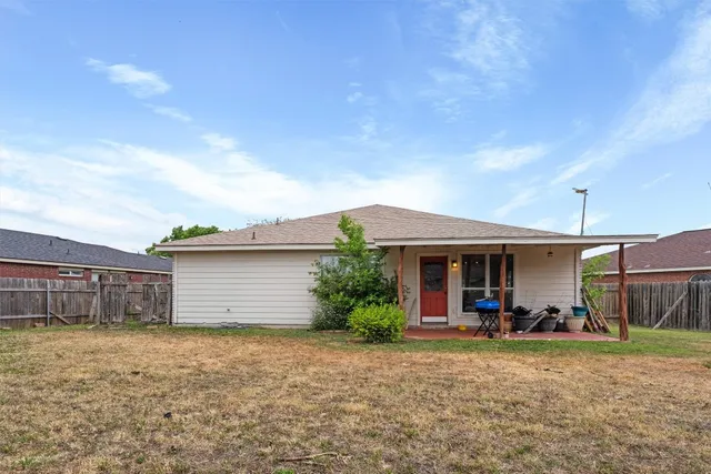 a view of a house with backyard and porch