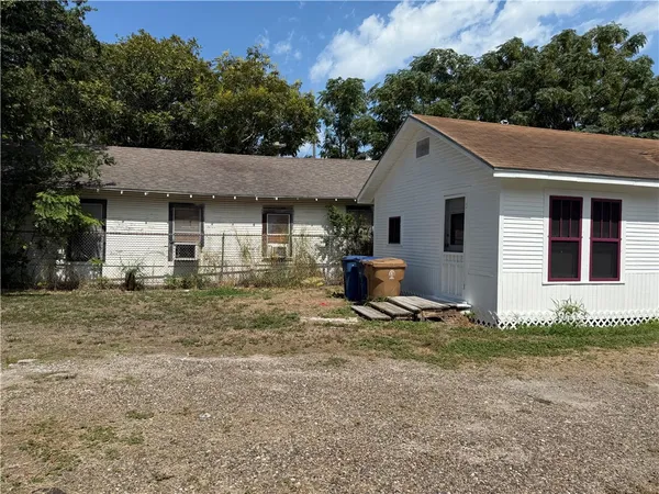 a view of a house with backyard