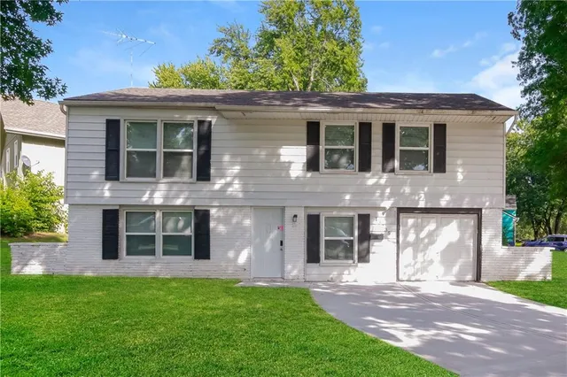 $1,575 | 13235 Park Hills Drive, Grandview, MO 64030