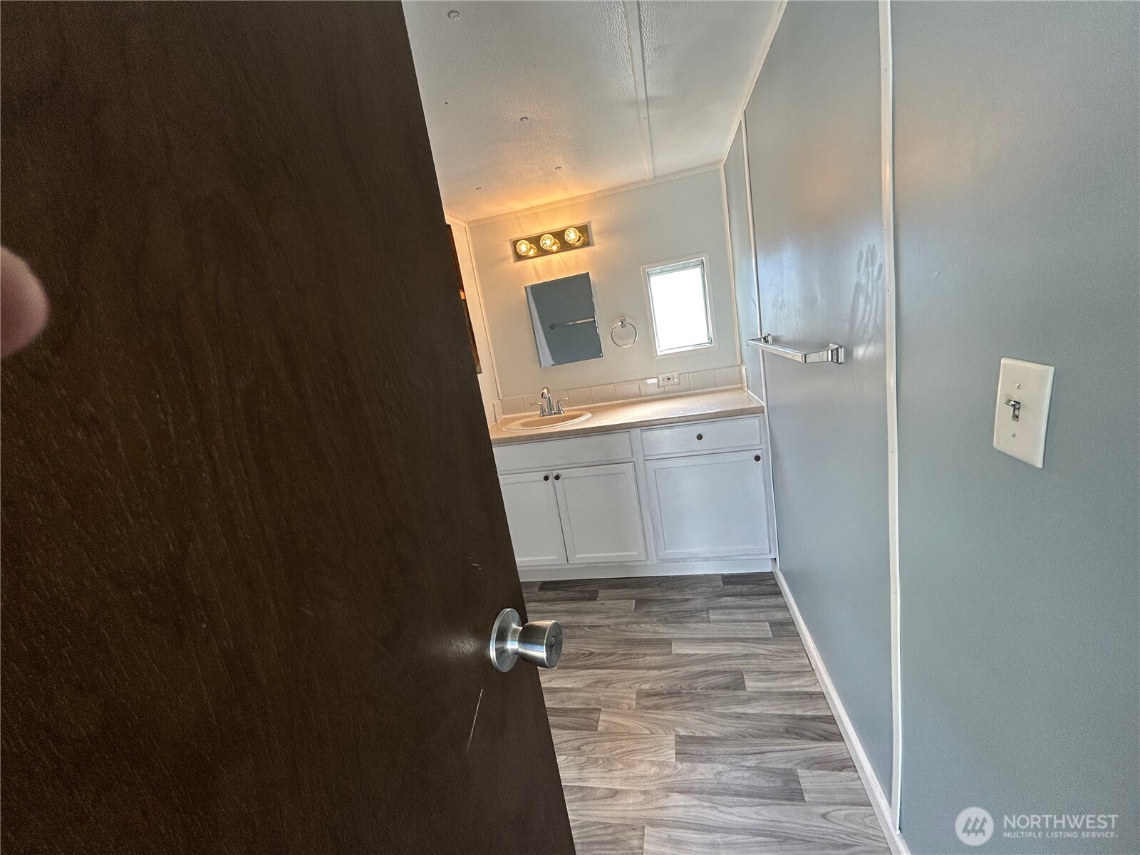 2522 Old Highway 99 South Road, Unit 23 Mount Vernon, WA 98273 - Photo 17 of 22 a bathroom with a sink and a mirror