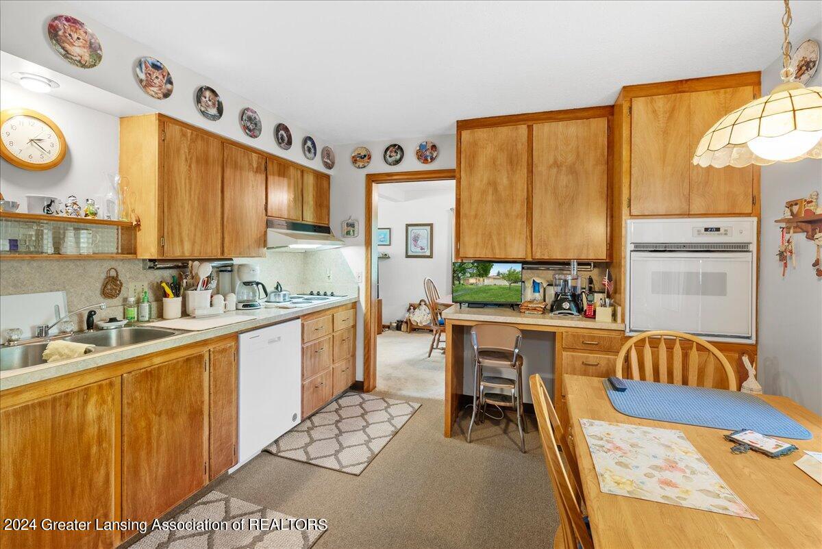 3200 Tecumseh River Road Lansing, MI 48906 - Photo 10 of 36 Kitchen
