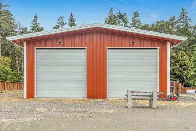an outdoor view of house