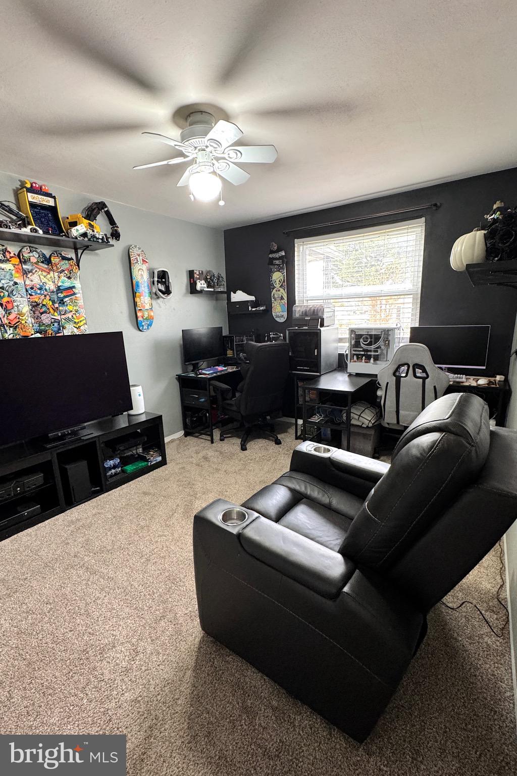 1046 Thomas Road Glen Burnie, MD 21060 - Photo 20 of 30 a living room with furniture and a flat screen tv