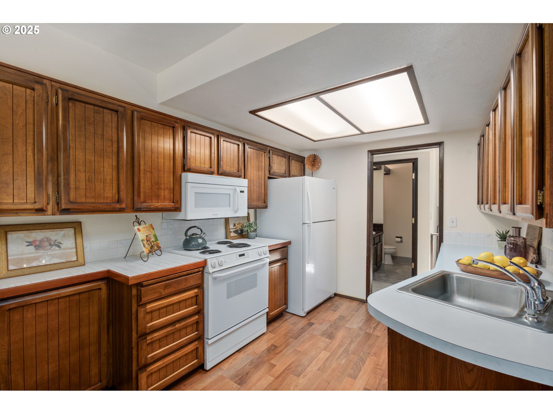 9825 Southwest Quail Post Road Portland, OR 97219 - Photo 11 of 35 Kitchen