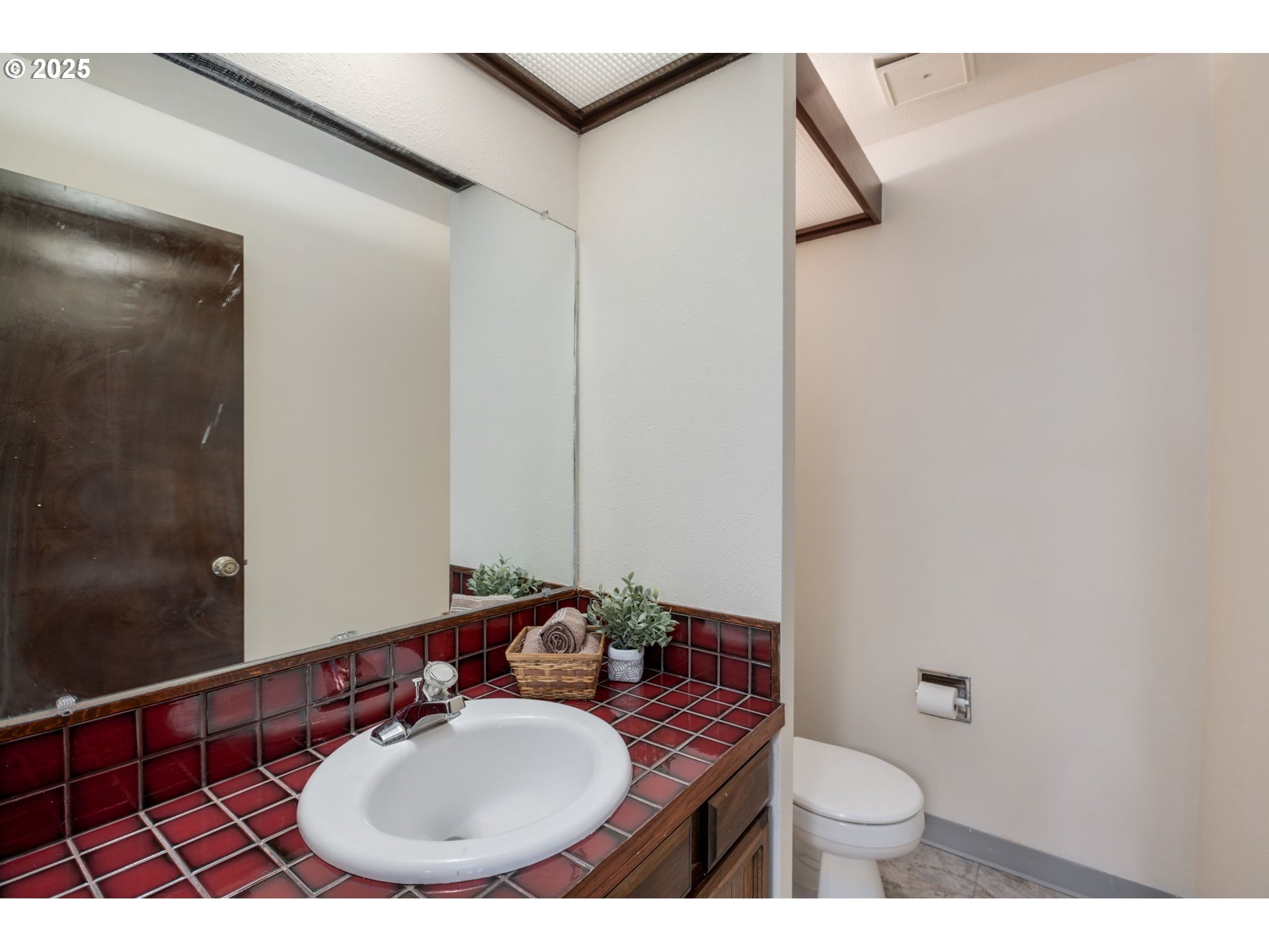 9825 Southwest Quail Post Road Portland, OR 97219 - Photo 19 of 35 Bathroom