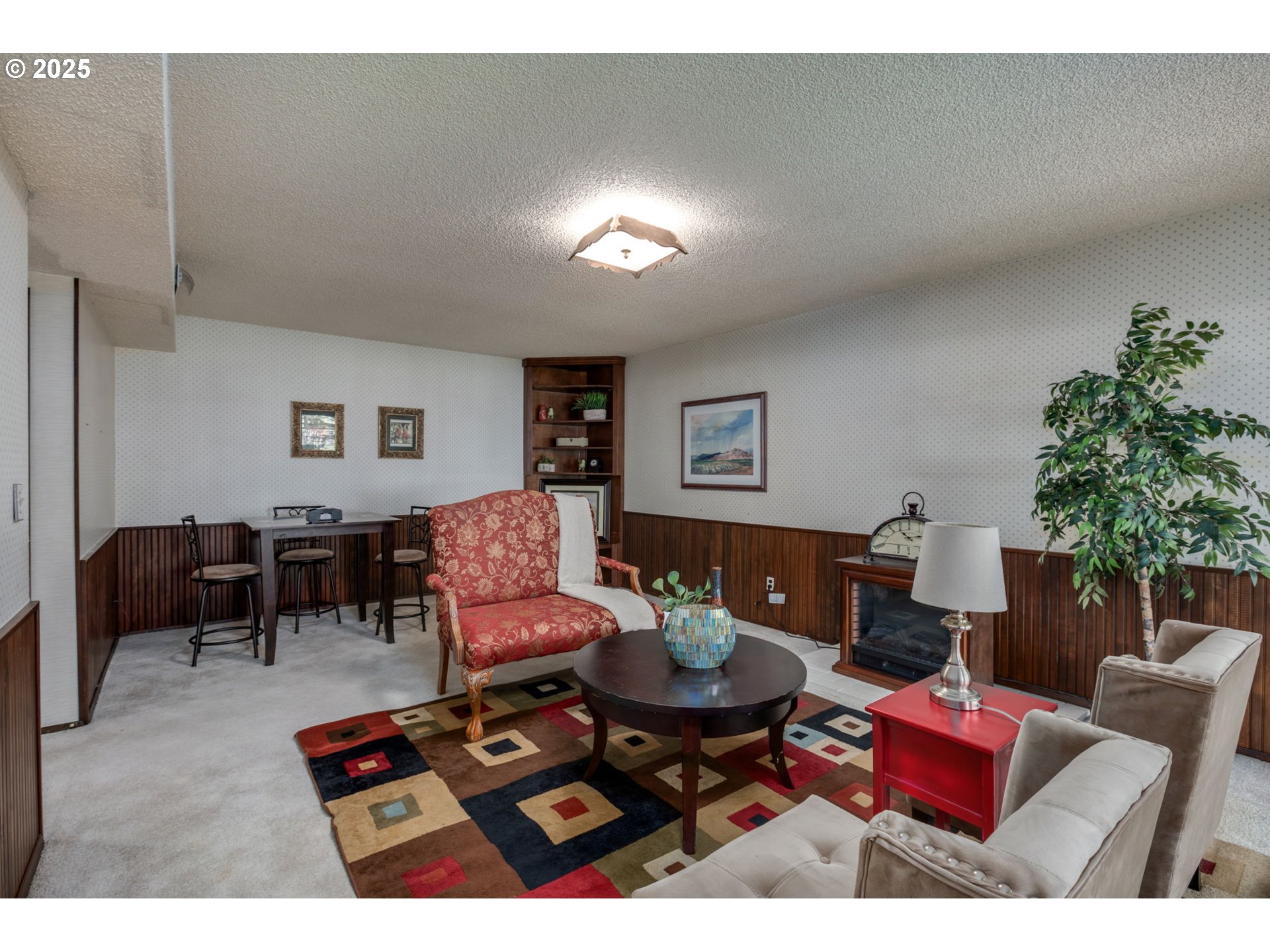9825 Southwest Quail Post Road Portland, OR 97219 - Photo 22 of 35 Family Room
