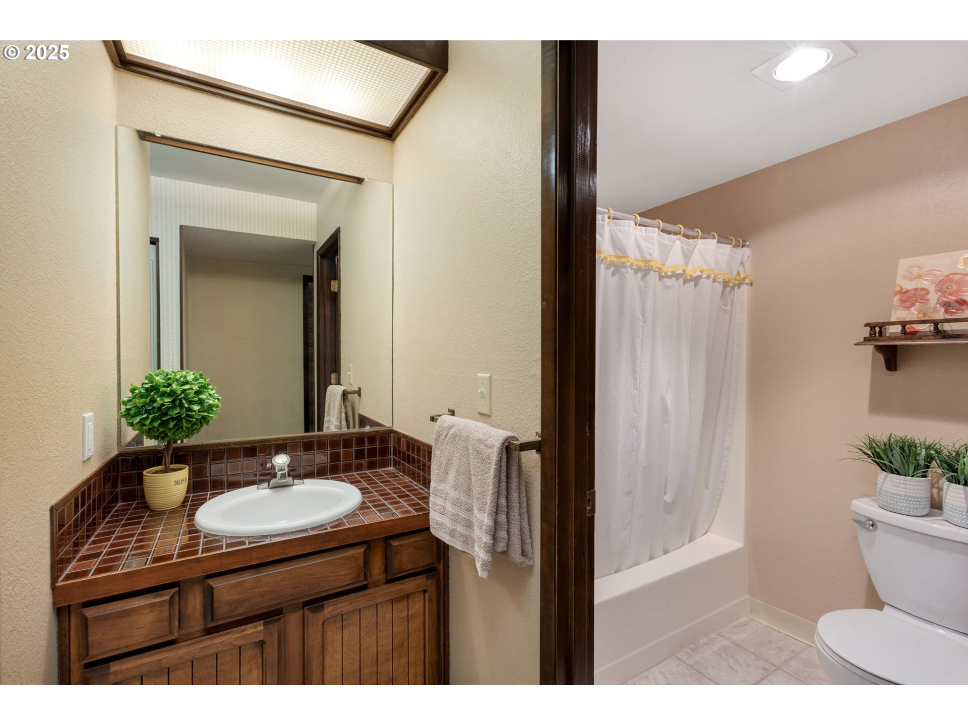 9825 Southwest Quail Post Road Portland, OR 97219 - Photo 26 of 35 Bathroom