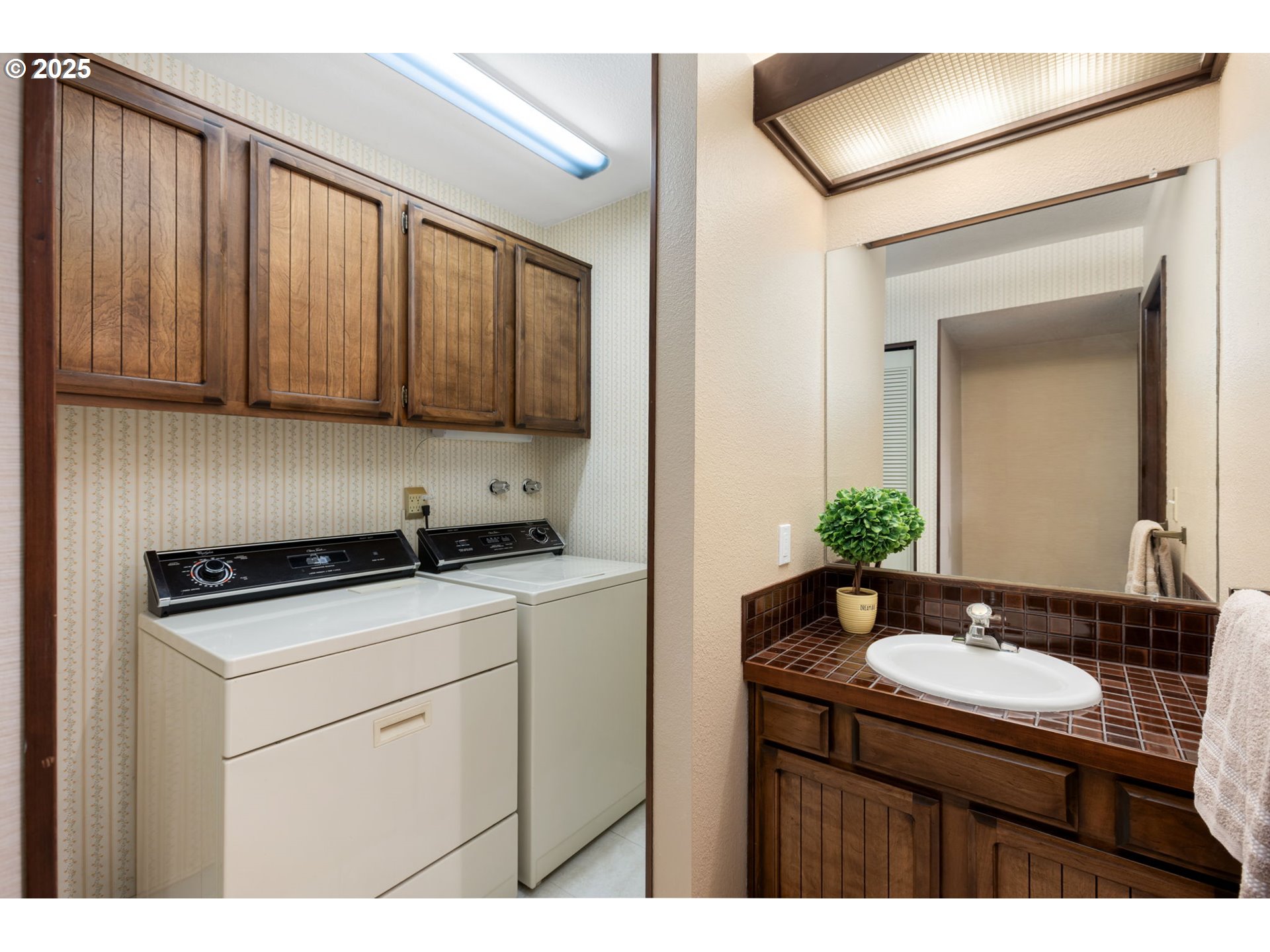 9825 Southwest Quail Post Road Portland, OR 97219 - Photo 27 of 35 Laundry