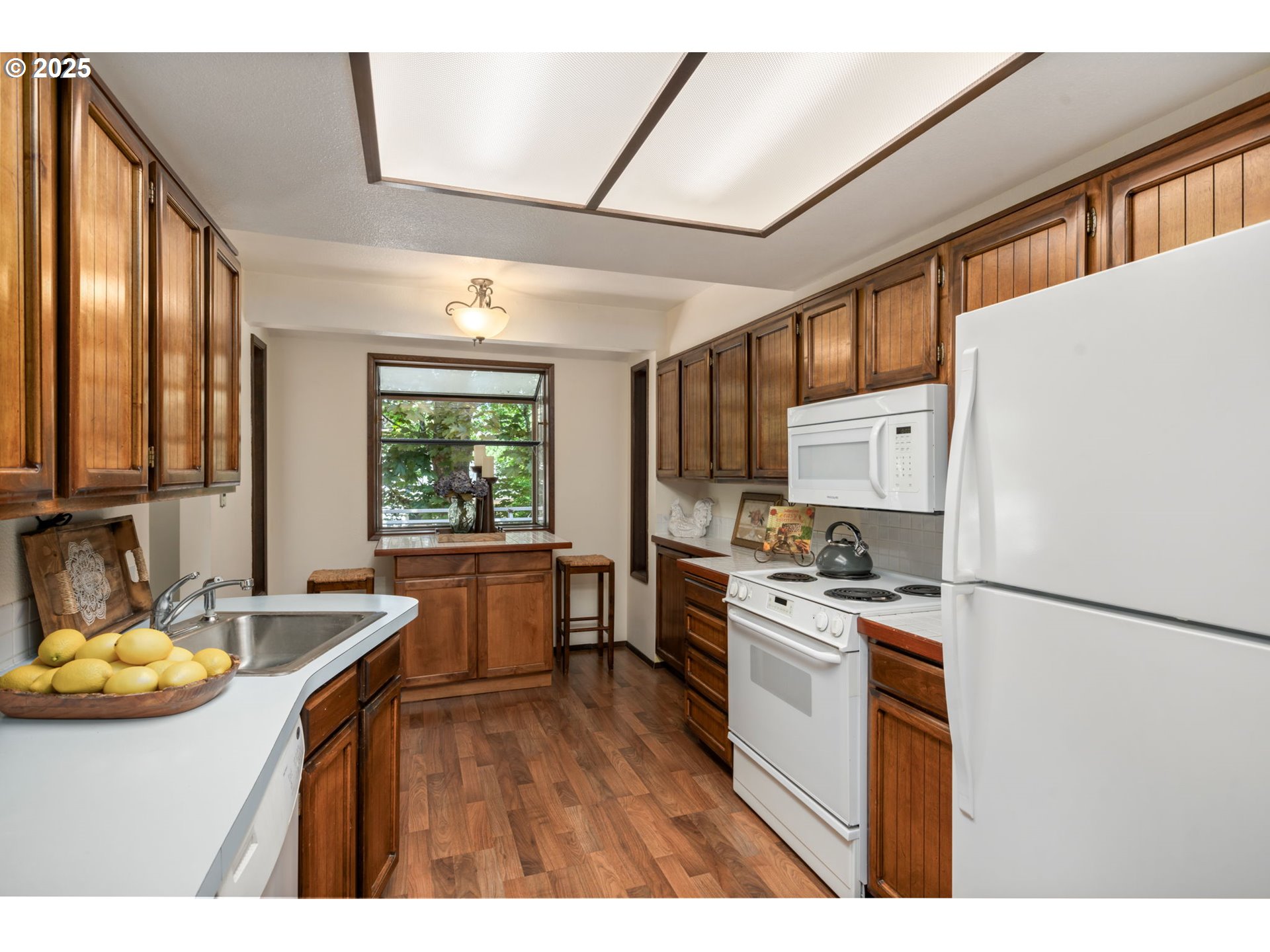 9825 Southwest Quail Post Road Portland, OR 97219 - Photo 8 of 35 Kitchen