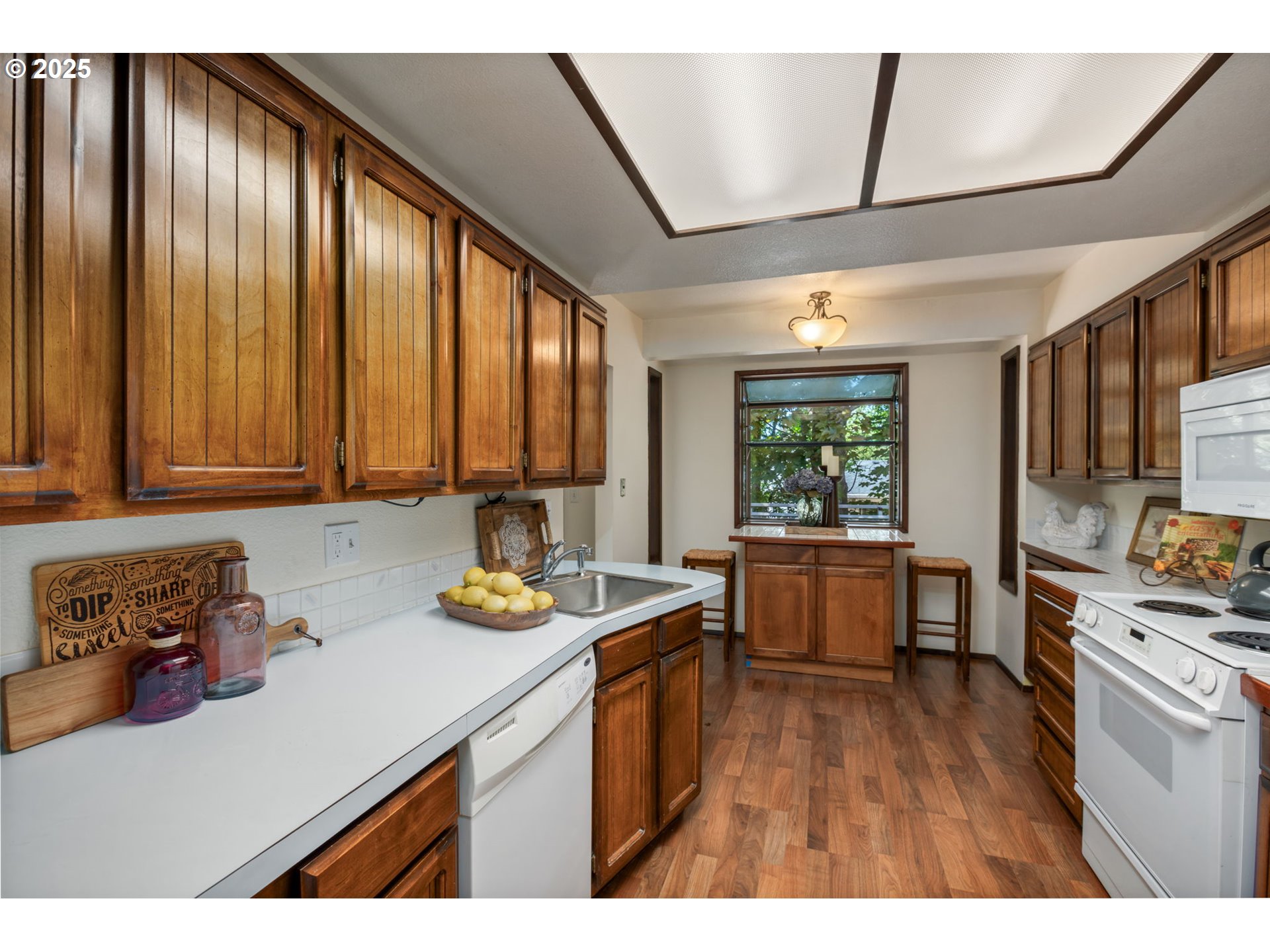 9825 Southwest Quail Post Road Portland, OR 97219 - Photo 9 of 35 Kitchen