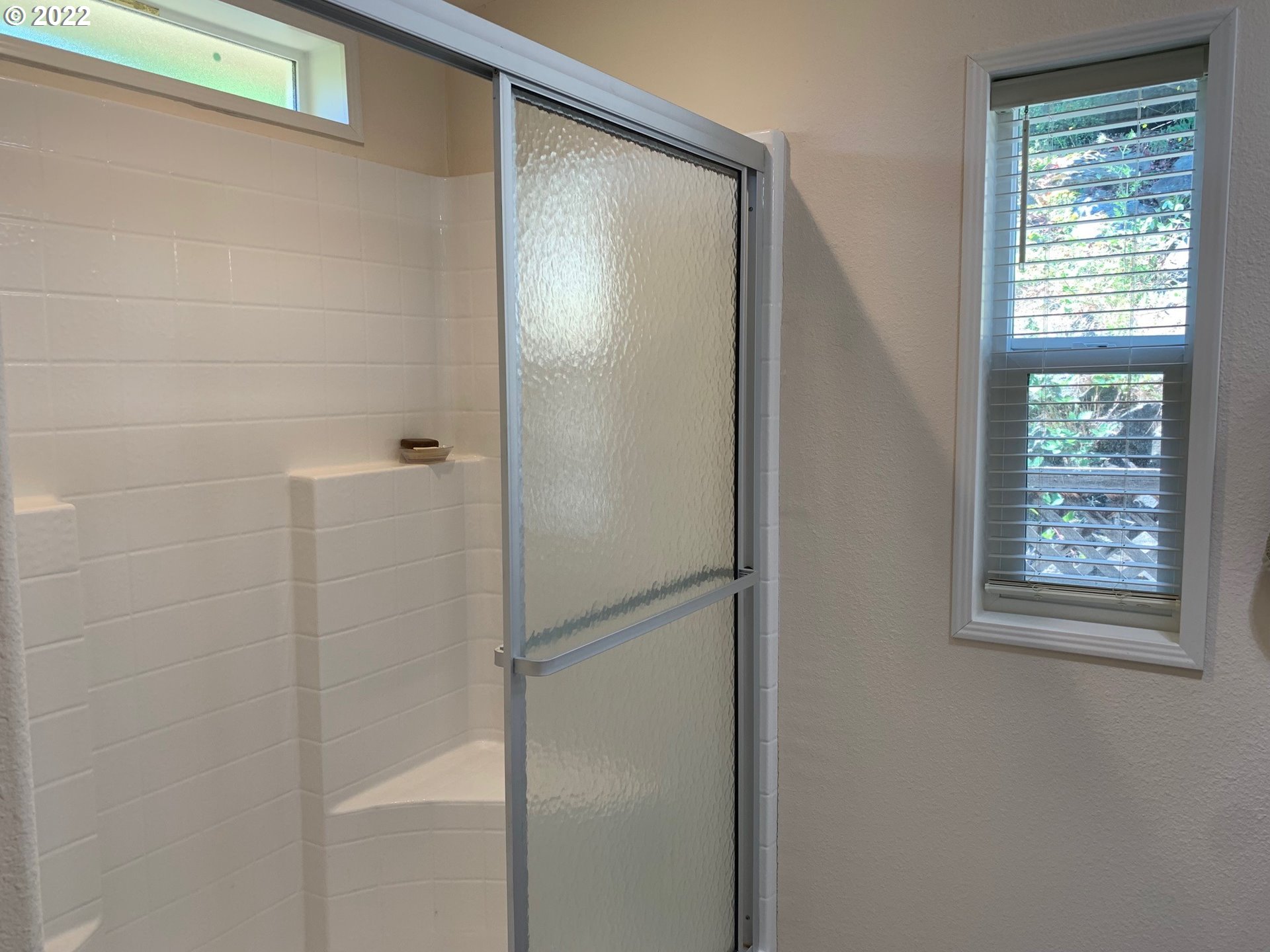 229 Lucky Ridge Loop Canyonville, OR 97417 - Photo 22 of 32 a bathroom with a bathtub