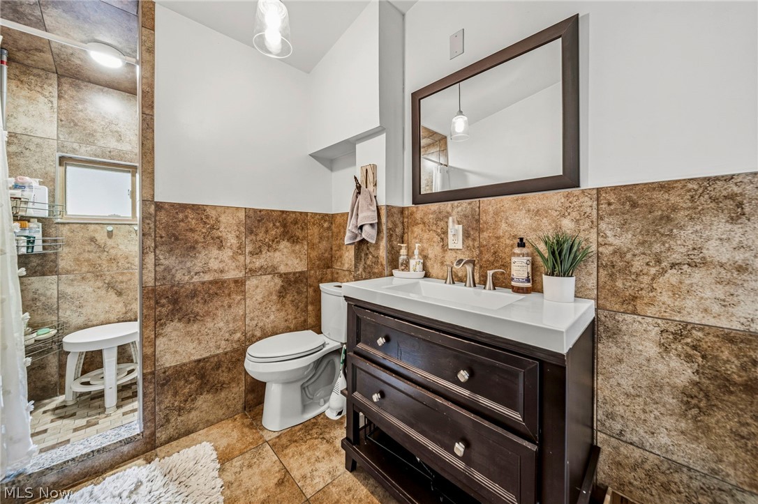 14512 North Rider Road Burton, OH 44021 - Photo 20 of 38 Upstairs Full Bathroom