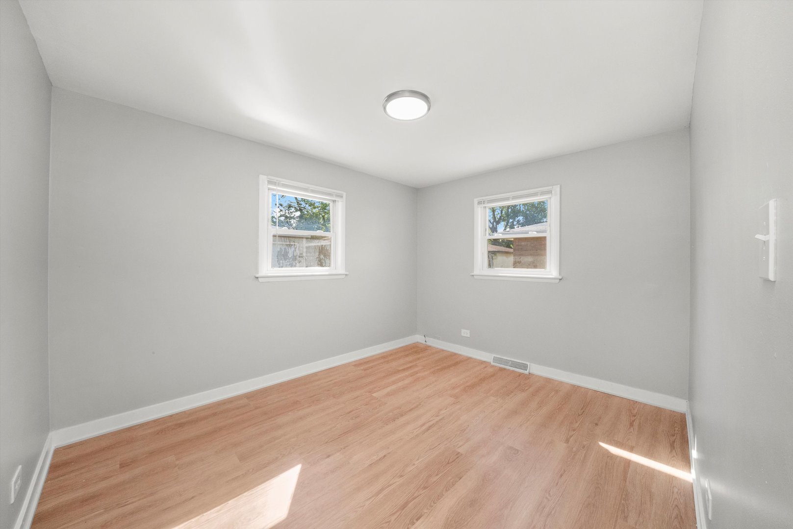 16333 Winchester Avenue Markham, IL 60428 - Photo 17 of 23 an empty room with a window