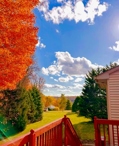 a view of livingroom with furniture