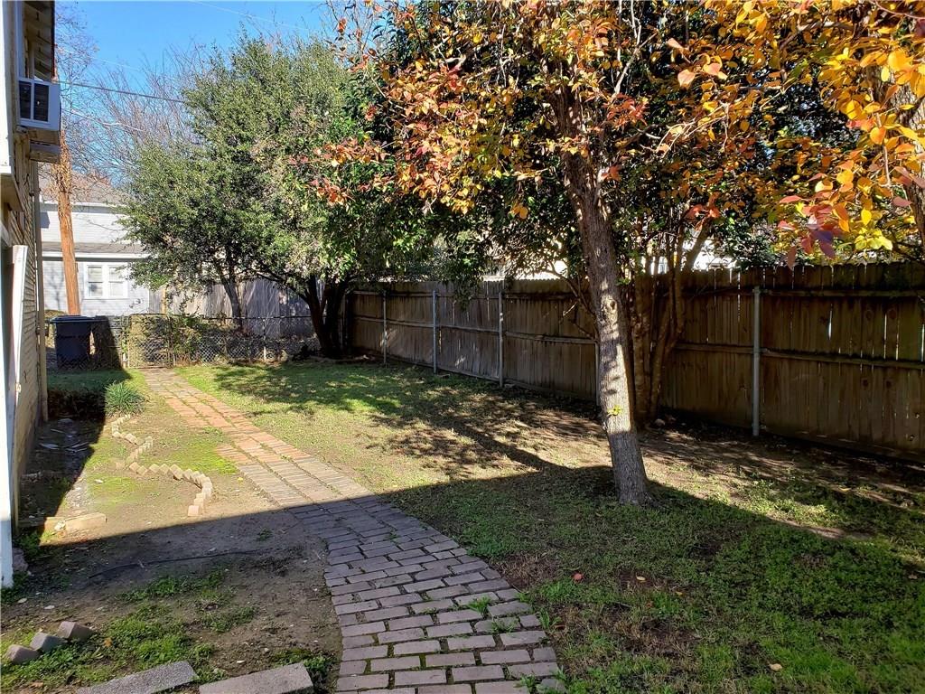 402 North Augusta Street Dallas, TX 75214 - Photo 2 of 11 a view of a backyard with a tree