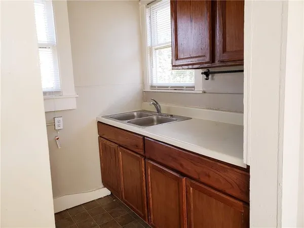 $1,195 | 402 North Augusta Street, Dallas, TX 75214