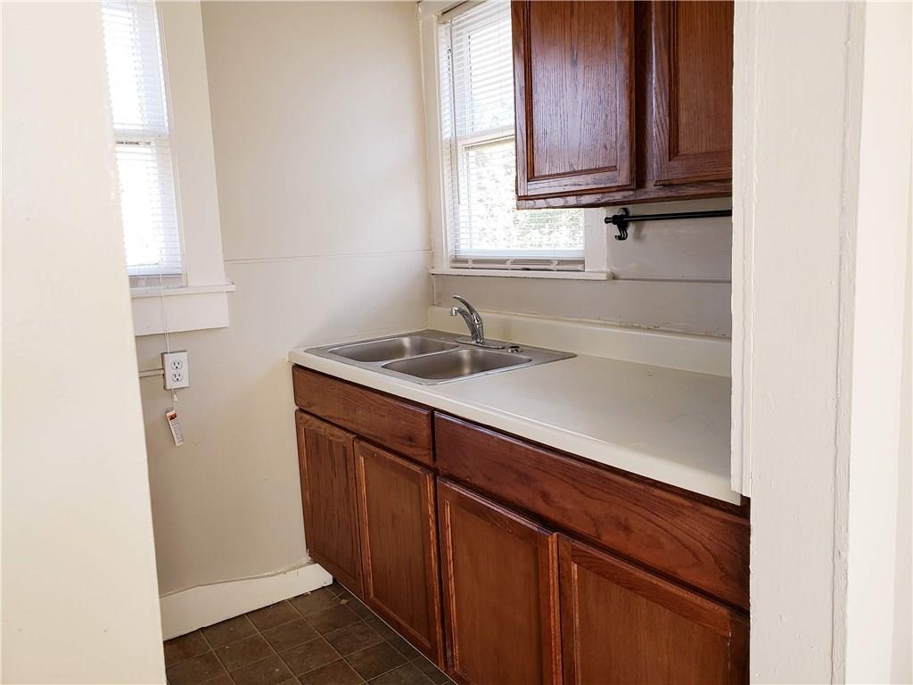 402 North Augusta Street Dallas, TX 75214 - Photo 8 of 11 a sink with a window