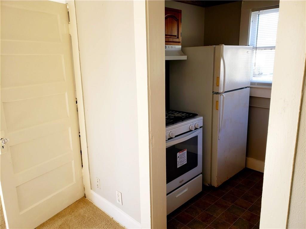 402 North Augusta Street Dallas, TX 75214 - Photo 9 of 11 a kitchen with a refrigerator and a stove
