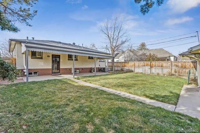 a view of a house with backyard and porch