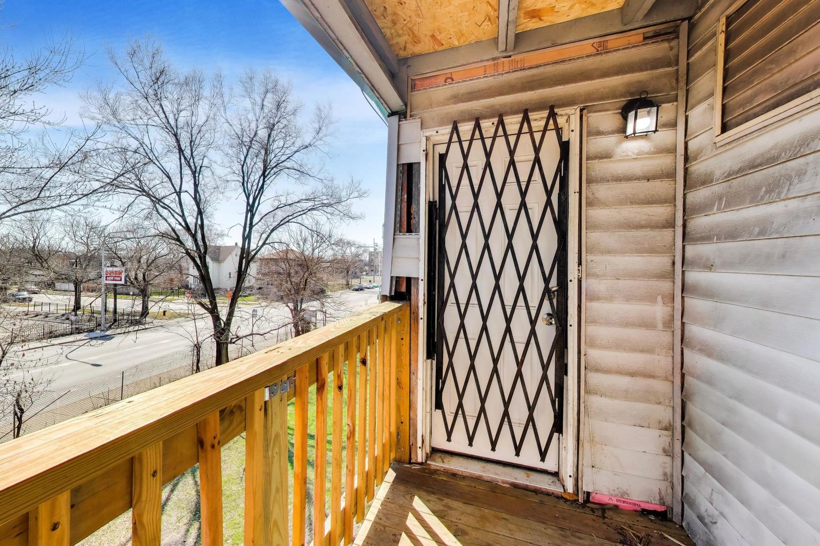6853 South Perry Avenue Chicago, IL 60621 - Photo 23 of 28 a view of balcony with wooden floor and fence