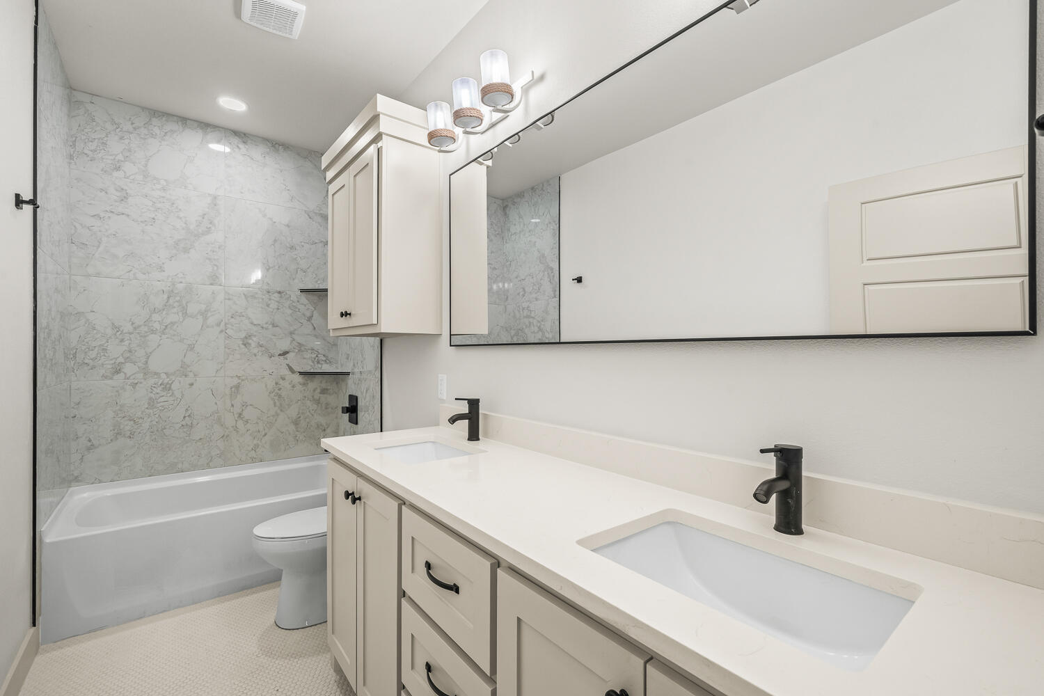 5603 County Road 6100 Lubbock, TX 79415 - Photo 11 of 46 a bathroom with a sink a toilet and bathtub