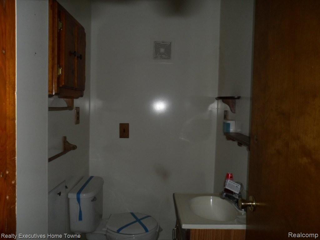 9285 Folkert Road Algonac, MI 48001 - Photo 4 of 16 261-891451 - Bathroom 2.JPG